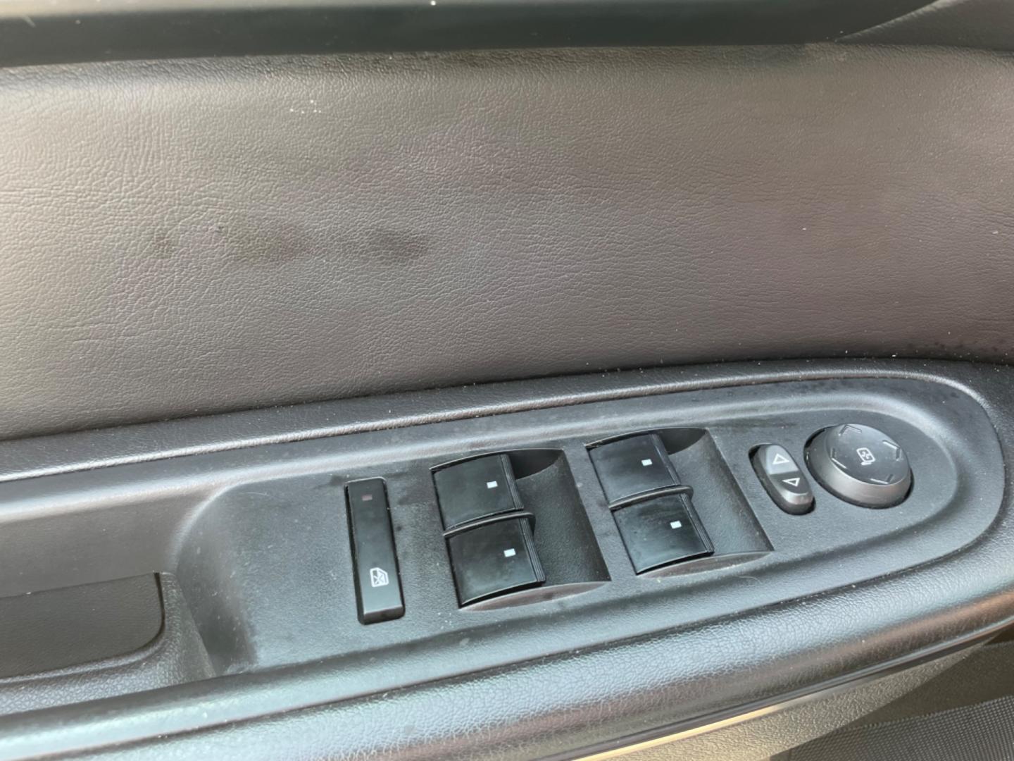 2017 SILVER /GRAY Chevrolet Traverse (1GNKRHKD8HJ) , located at 5103 Dorchester Rd., Charleston, SC, 29418-5607, (843) 767-1122, 36.245171, -115.228050 - Clean and Spacious Interior with Bose Stereo CD/AUX/Sat/Bluetooth, OnStar, Power Everything (windows, locks, seat, mirrors), Heated Seats, Power Liftgate, All-weather Mats, Rear Climate Control, Middle Captain's Seats, Keyless Entry, Alloy Wheels. Local Trade-in!! 131k miles Located at New Life Aut - Photo#20